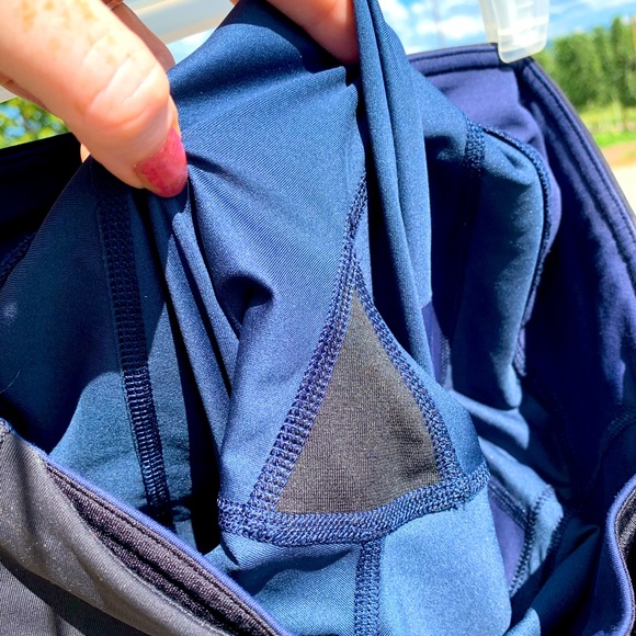 Lululemon Blue & Black Capri Size 4 Great condition - Picture 5 of 8